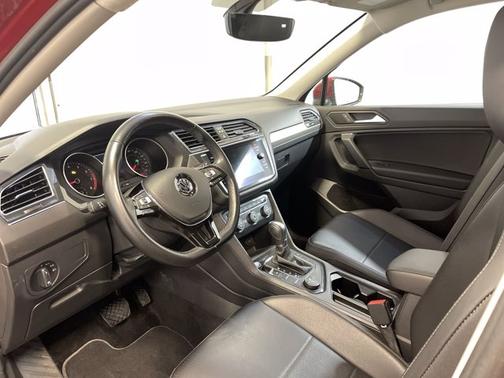 Photo 2 of 19 of 2019 Volkswagen Tiguan 2.0T SE 4Motion
