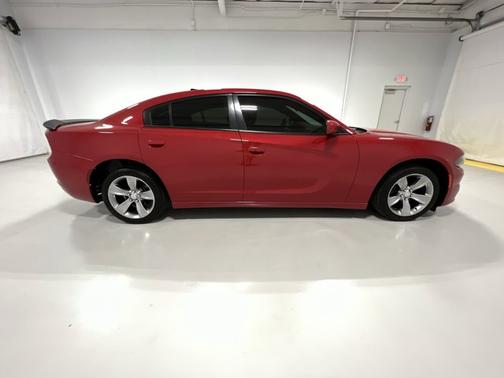 Photo 5 of 17 of 2016 Dodge Charger SE