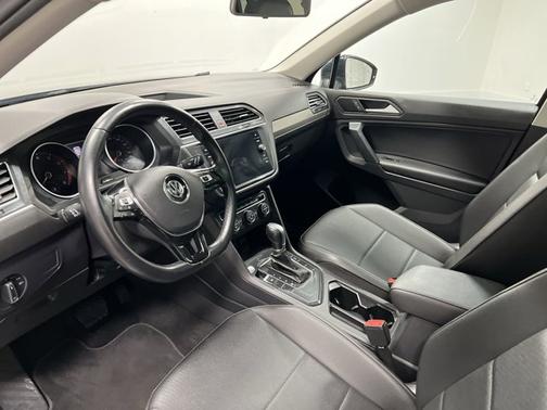 Photo 2 of 20 of 2019 Volkswagen Tiguan SE