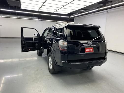 Photo 3 of 18 of 2019 Toyota 4Runner SR5