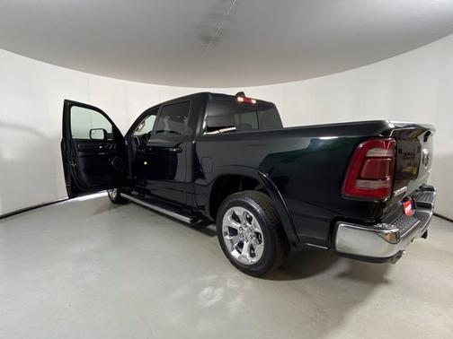 Photo 3 of 18 of 2019 RAM 1500 Laramie