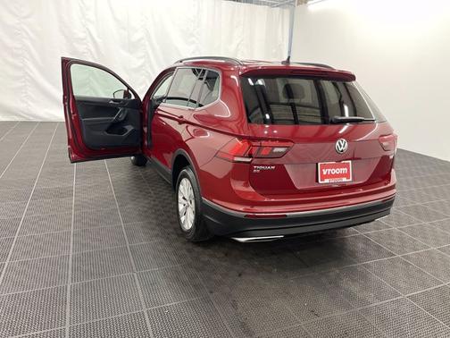Photo 3 of 19 of 2018 Volkswagen Tiguan 2.0T SE