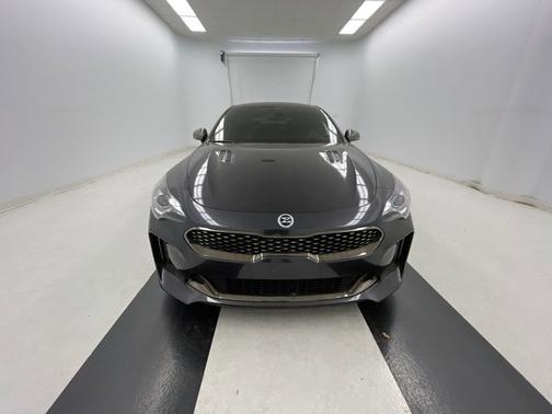 Photo 4 of 18 of 2020 Kia Stinger GT-Line