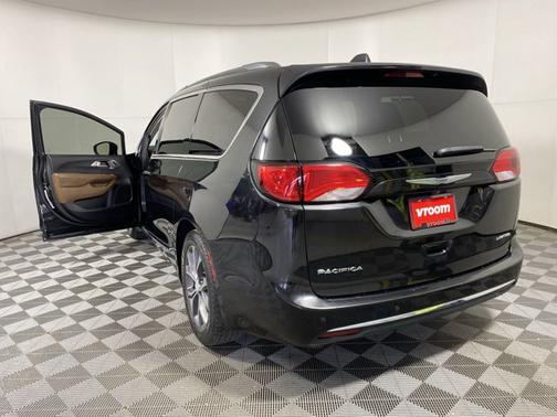 Photo 3 of 20 of 2017 Chrysler Pacifica Limited