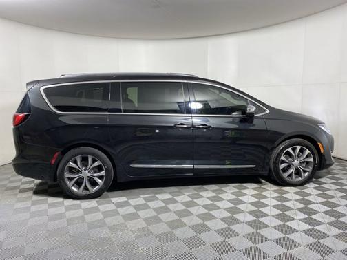 Photo 5 of 20 of 2017 Chrysler Pacifica Limited