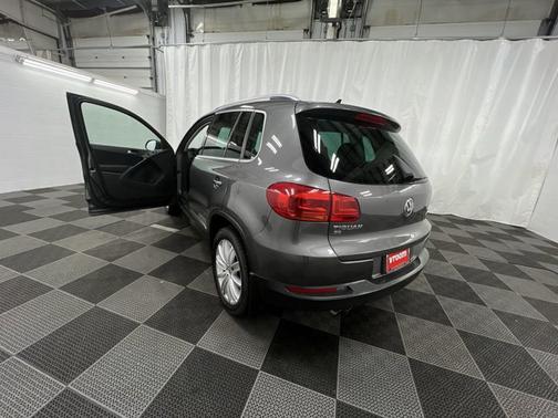 Photo 3 of 19 of 2016 Volkswagen Tiguan SE