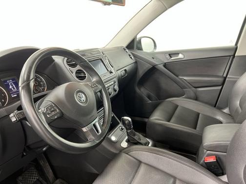 Photo 2 of 19 of 2016 Volkswagen Tiguan SE
