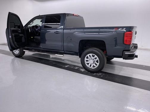 Photo 3 of 18 of 2019 Chevrolet Silverado 2500 LT
