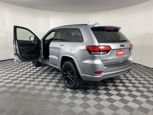 Photo 3 of 19 of 2020 Jeep Grand Cherokee Altitude