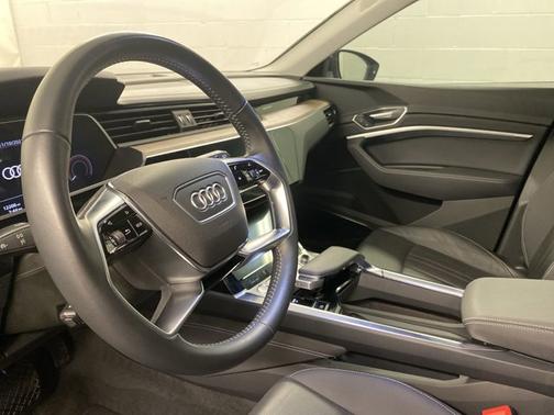 Photo 2 of 19 of 2019 Audi e-tron Premium Plus