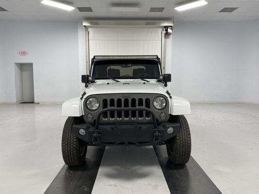 Photo 4 of 17 of 2015 Jeep Wrangler Sahara