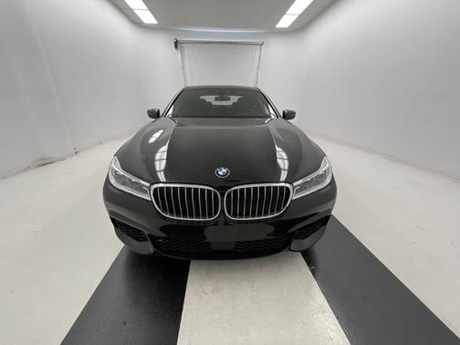 Photo 4 of 19 of 2018 BMW 750 i