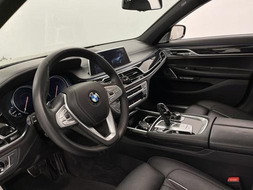 Photo 2 of 19 of 2018 BMW 750 i