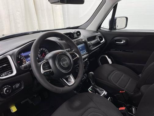 Photo 2 of 18 of 2021 Jeep Renegade Latitude