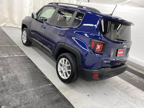 Photo 3 of 18 of 2021 Jeep Renegade Latitude