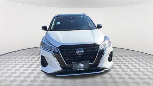 Aspen White / Super Black 2023 Nissan Kicks SV