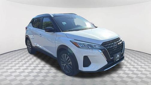 Aspen White / Super Black 2023 Nissan Kicks SV