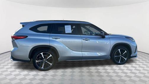 Celestial Silver Metallic 2022 Toyota Highlander XSE