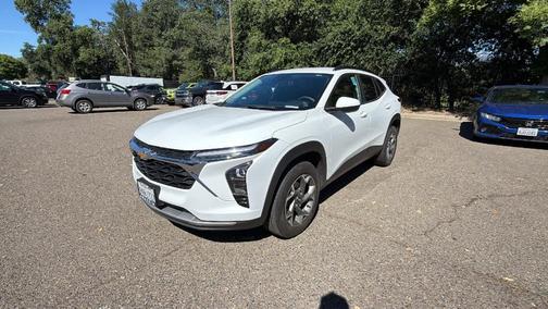 Summit White 2024 Chevrolet Trax LT