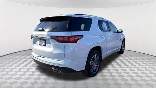Iridescent Pearl Tricoat 2023 Chevrolet Traverse High Country