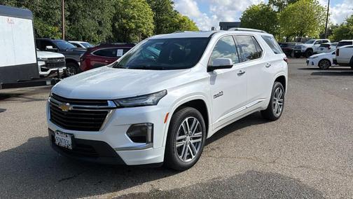 Iridescent Pearl Tricoat 2023 Chevrolet Traverse High Country