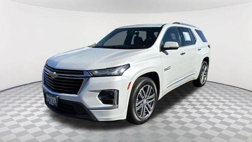 Iridescent Pearl Tricoat 2023 Chevrolet Traverse High Country