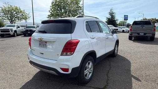 Summit White 2017 Chevrolet Trax LT