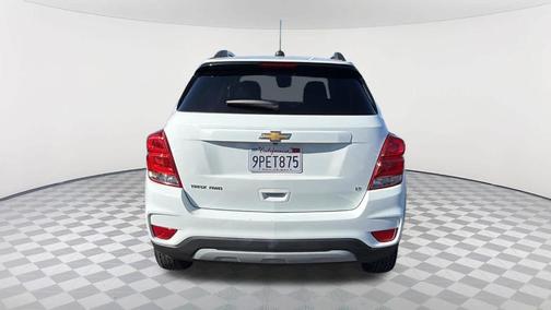 Summit White 2017 Chevrolet Trax LT