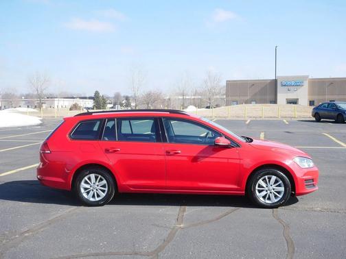 2016 Volkswagen Golf SportWagen TSI S 4-Door