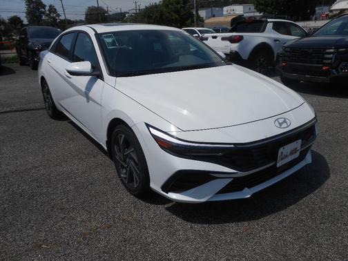 2025 Hyundai ELANTRA SEL