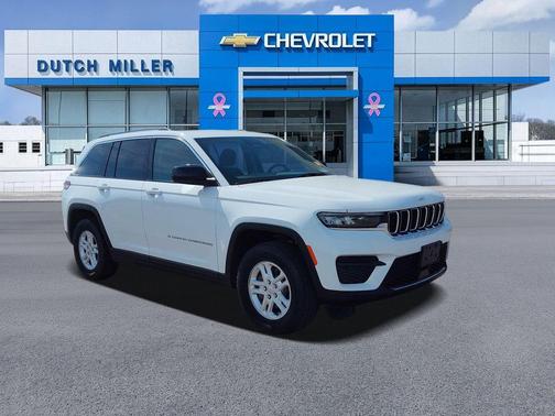 Bright White Clearcoat 2023 Jeep Grand Cherokee Laredo