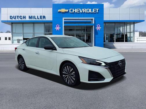 Pearl White Tricoat 2025 Nissan Altima SV FWD