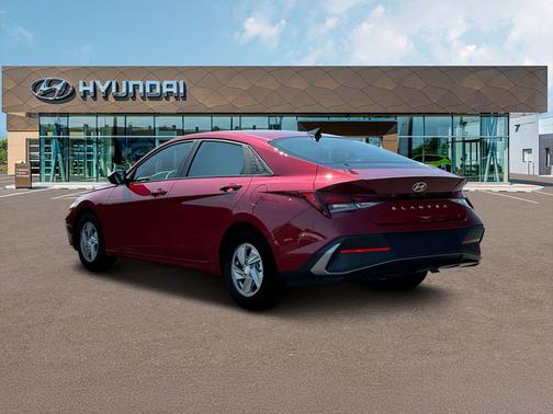 2025 Hyundai ELANTRA SE