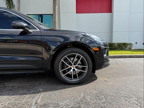 2024 Porsche Macan SUV