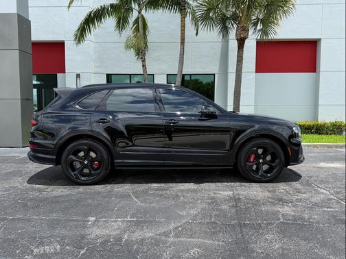 Black 2022 Bentley Bentayga V8