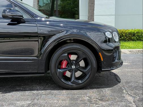 Black 2022 Bentley Bentayga V8