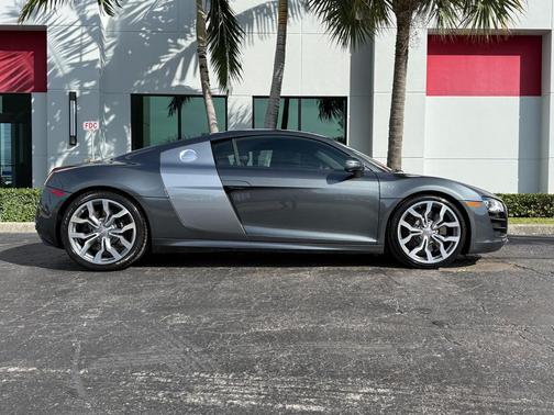 Daytona Gray Pearl Effect 2010 Audi R8 5.2 quattro