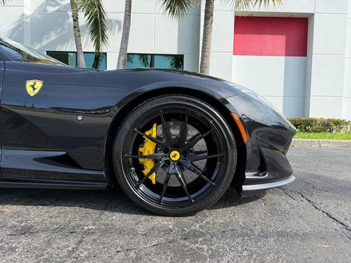 2019 Ferrari 812 Superfast Base