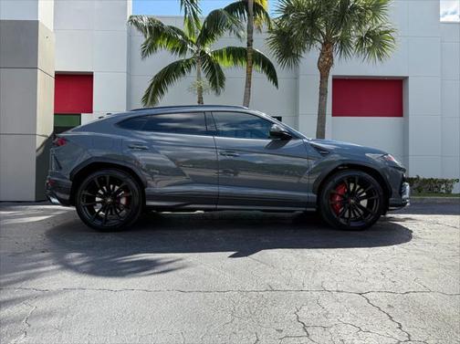 2022 Lamborghini Urus Pearl Capsule