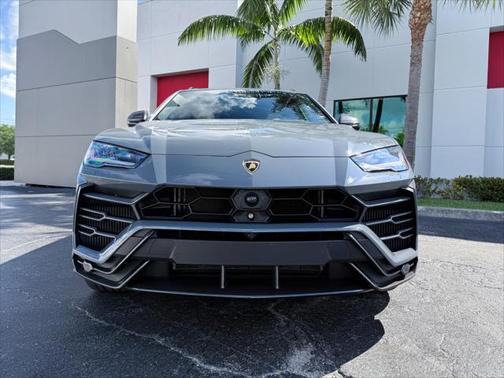 2022 Lamborghini Urus Pearl Capsule