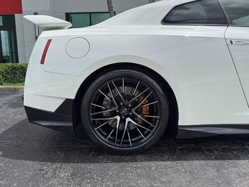 2024 Nissan GT-R Premium Dual-clutch 6-Speed Transmission