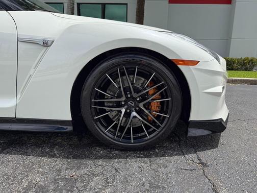 2024 Nissan GT-R Premium Dual-clutch 6-Speed Transmission