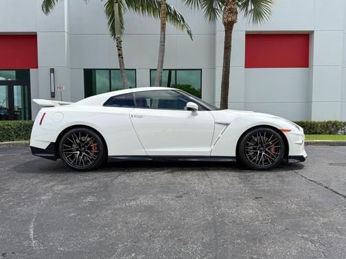 2024 Nissan GT-R Premium Dual-clutch 6-Speed Transmission