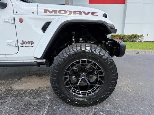 Bright White Clearcoat 2024 Jeep Gladiator Mojave X