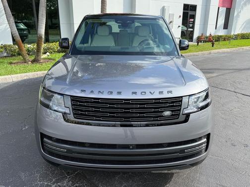 2025 Land Rover Range Rover P550e SE