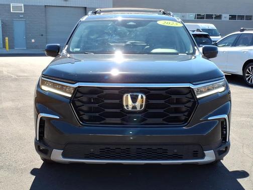 Crystal Black Pearl 2025 Honda Pilot Touring 8-Passenger