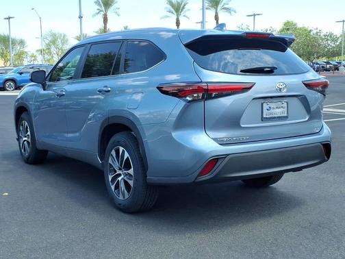 Moon Dust 2024 Toyota Highlander XLE