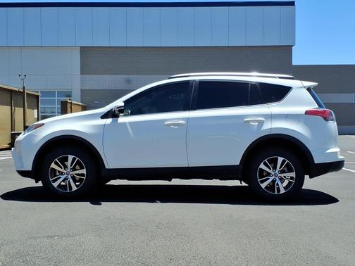 Super White 2018 Toyota RAV4 XLE