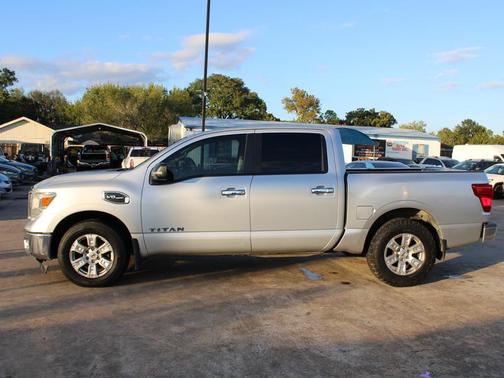 2017 Nissan Titan SV