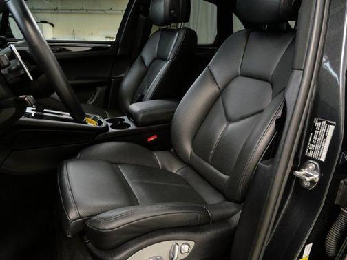 2022 Porsche Macan Base